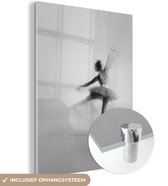 MuchoWow® Glasschilderij 120x160 cm - Schilderij acrylglas - Ballerina die een twirl doet - zwart wit - Foto op glas - Schilderijen