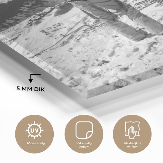 ® Glasschilderij 120x80 cm - Schilderij acrylglas - Een meisje met snowboard staat te kijken naar besneeuwde bergen - Foto op glas - Muurdecoratie woonkamer - Wanddecoratie slaapkamer - Schilderijen