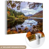 MuchoWow® Glasschilderij 120x80 cm - Schilderij acrylglas - Herfstkleuren bij het meer in Snowdonia - Foto op glas - Schilderijen