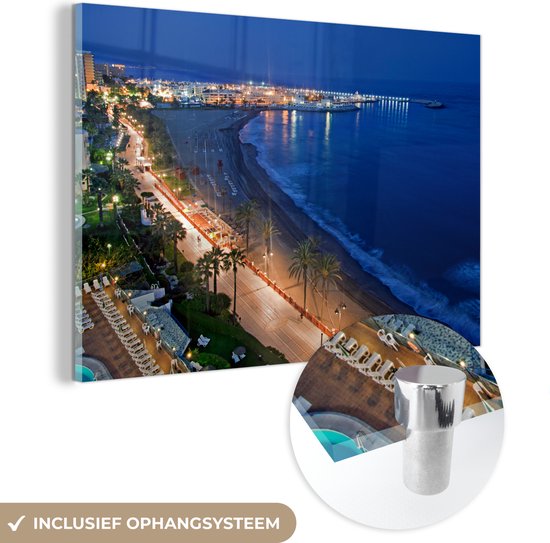 MuchoWow® Glasschilderij 120x80 cm - Schilderij acrylglas - Een uitzicht op de boulevard van Benalmádena Costa - Foto op glas - Schilderijen