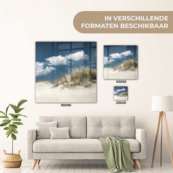 MuchoWow® Glasschilderij 50x50 cm - Schilderij acrylglas - Grashalmen groeien op de witte zandduinen - Foto op glas - Schilderijen