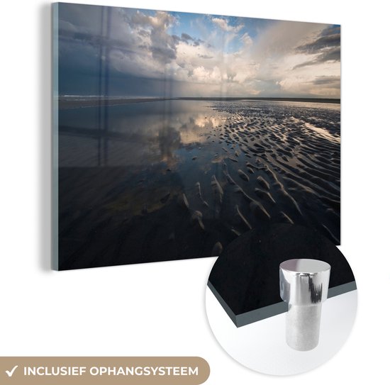 MuchoWow® Glasschilderij 120x80 cm - Schilderij acrylglas - Uitzicht op het donkere water bij Terschelling - Foto op glas - Schilderijen