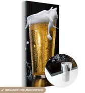MuchoWow® Glasschilderij 40x80 cm - Schilderij acrylglas - Heerlijk biertje op een zwarte achtergrond - Foto op glas - Schilderijen