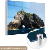 MuchoWow® Glasschilderij 90x60 cm - Schilderij acrylglas - Prachtige rots in het water bij de Bay of Islands in Nieuw-Zeeland - Foto op glas - Schilderijen