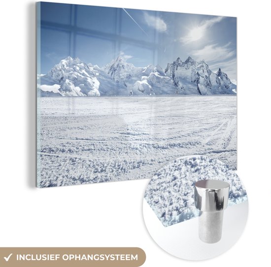 MuchoWow® Glasschilderij 120x80 cm - Schilderij acrylglas - Sneeuwlandschap voor de bergen in Zwitserland - Foto op glas - Schilderijen