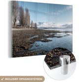 MuchoWow® Glasschilderij 60x40 cm - Schilderij acrylglas - Water - Steen - Meer - Foto op glas - Schilderijen