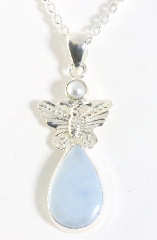 Zilveren hanger met blauwe opaal, vlinder en parel aan ketting