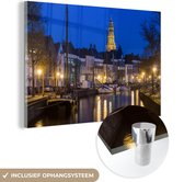 MuchoWow® Glasschilderij 30x20 cm - Schilderij acrylglas - Groningen - Nacht - Grachtenpand - Foto op glas - Schilderijen