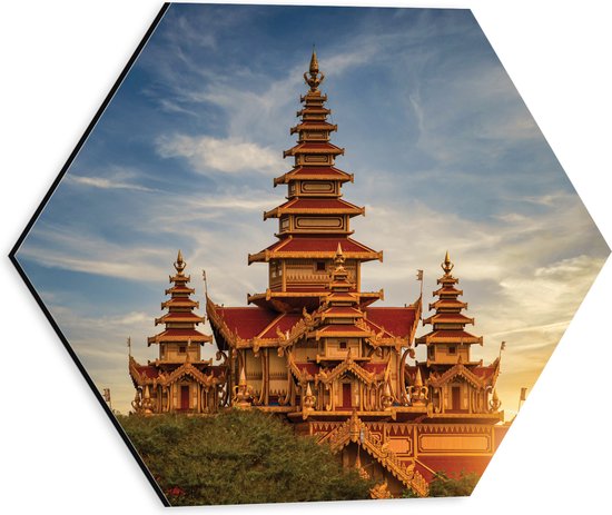 Dibond Hexagon - Rood met Gouden Paleis in Bagan, Myanmar - 30x26.1 cm Foto op Hexagon (Met Ophangsysteem)