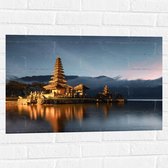 Muursticker - Pura Ulun Danu Bratan Tempel aan het Meer tijdens de Avond - 75x50 cm Foto op Muursticker