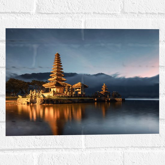 Muursticker - Pura Ulun Danu Bratan Tempel aan het Meer tijdens de Avond - 40x30 cm Foto op Muursticker