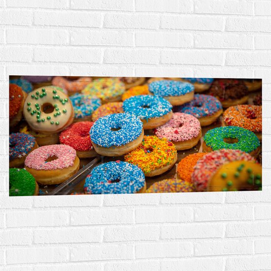 Muursticker - Rij Verse Donuts met Verschillende Kleuren Sprinkles - 100x50 cm Foto op Muursticker