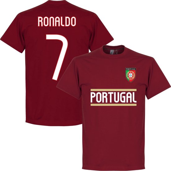 Bordeauxrode kindershirt met op de voorkant 'PORTUGAL' en het Portugese wapenschild. Op de achterkant 'RONALDO' en het nummer '7'.