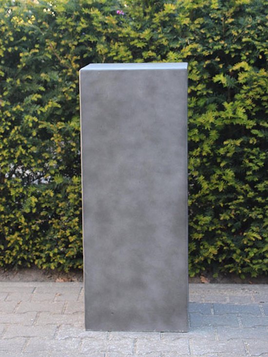 Sokkel/zuil uit light cement, 80x40x40 cm. beton look / antracietkleurige zuil, winterhard en uv-werend.