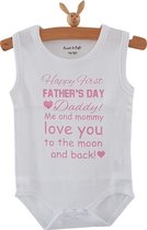 Baby Rompertje tekst papa eerste Vaderdag cadeau | Happy first father’s Day daddy me and mommy love you to the moon and back | mouwloos | wit roze | maat 86-92
