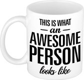 This is what an awesome person looks like cadeau mok / beker - 300 ml - verjaardag - kado mok / beker