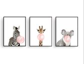 Postercity - Design Canvas Poster Set Zebra Giraffe & Koala met Roze Kauwgom / Kinderkamer / Dieren Poster / Babykamer - Kinderposter / Babyshower Cadeau / Muurdecoratie / 50 x 40cm