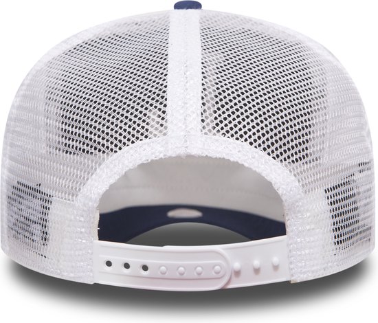 Casquette bleue avec dos en mesh blanc et fermeture réglable.