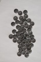Mooie grijze, lichte gebolde 4 gaats knopen. Doorsnede 14mm. Zakje van 25 stuks.