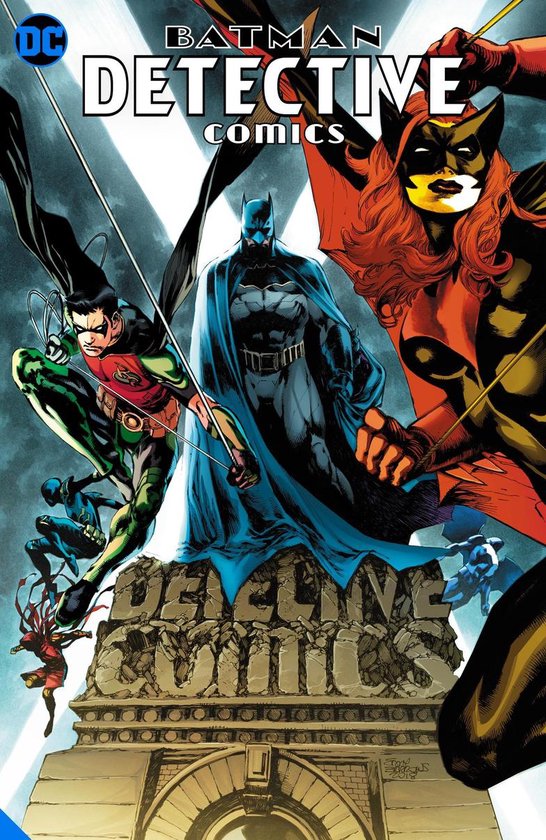 Detective Comics Omnibus. Batman, Robin et Batwoman se tiennent sur un piédestal en pierre.