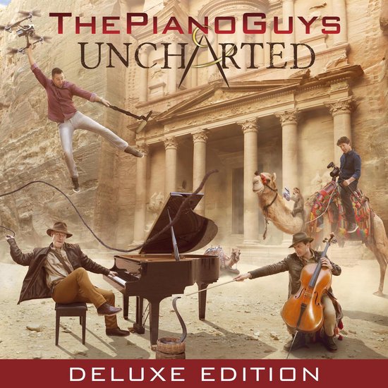 The Piano Guys Uncharted Deluxe Edition. Mannen met instrumenten, kamelen en drones voor een oude tempel.