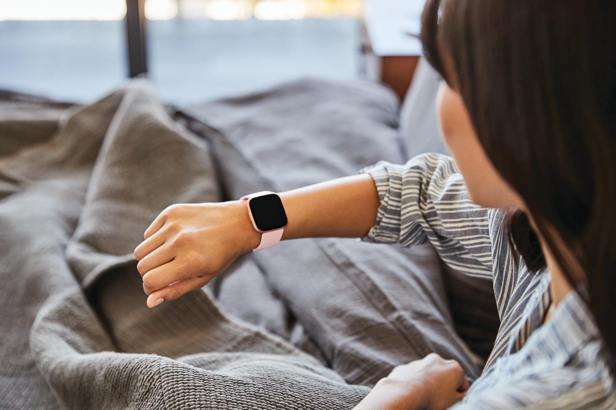 Fitbit Versa 2 - Smartwatch dames - Roze koper | bol.com