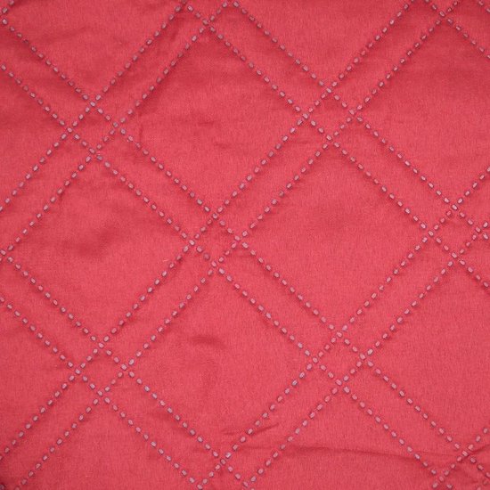 Rode sprei met een subtiel ruitpatroon van stiksels.