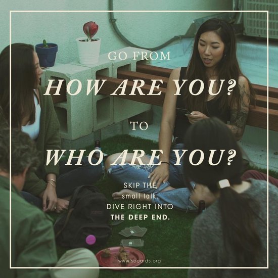 Groep vrienden in een cirkel op kunstgras. Een vrouw pakt een kaart. Tekst: 'GO FROM HOW ARE YOU? TO WHO ARE YOU?'