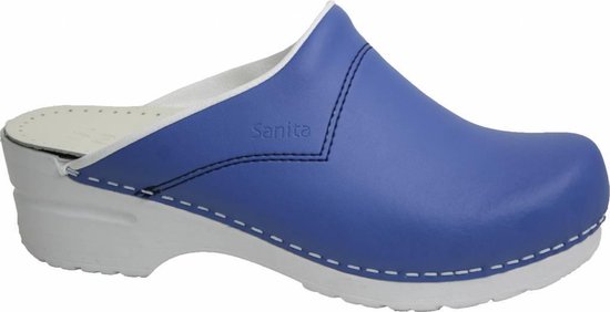 Blauwe Sanita klomp met witte zool, zijaanzicht.