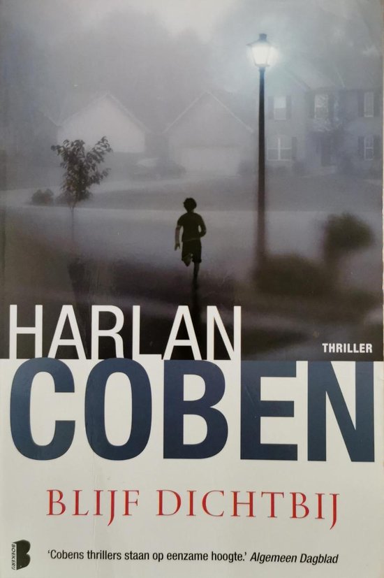 Boekomslag thriller 'Blijf dichtbij' van Harlan Coben. Silhouet van rennend kind onder lantaarnpaal.