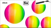 5x Bal regenboog 23 cm met ballenpomp - Strand bal voetbal softbal volleybal straat gym zaal school fun ballen vrolijk