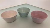 Drie kunststof schaaltjes, wit blauw en roze
