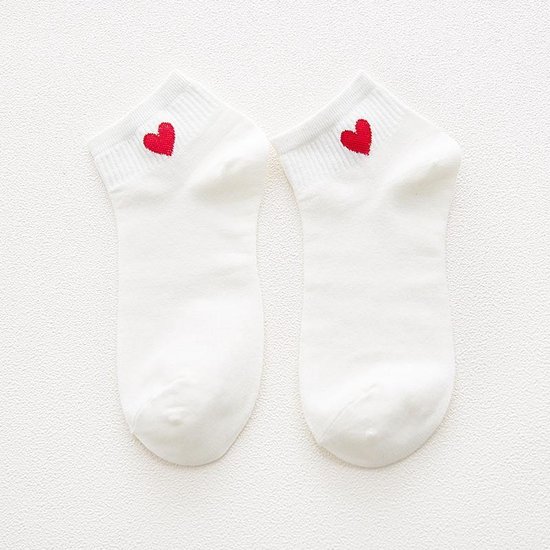Grappige witte sokjes met rood hart, voor verpleging sport of thuis.