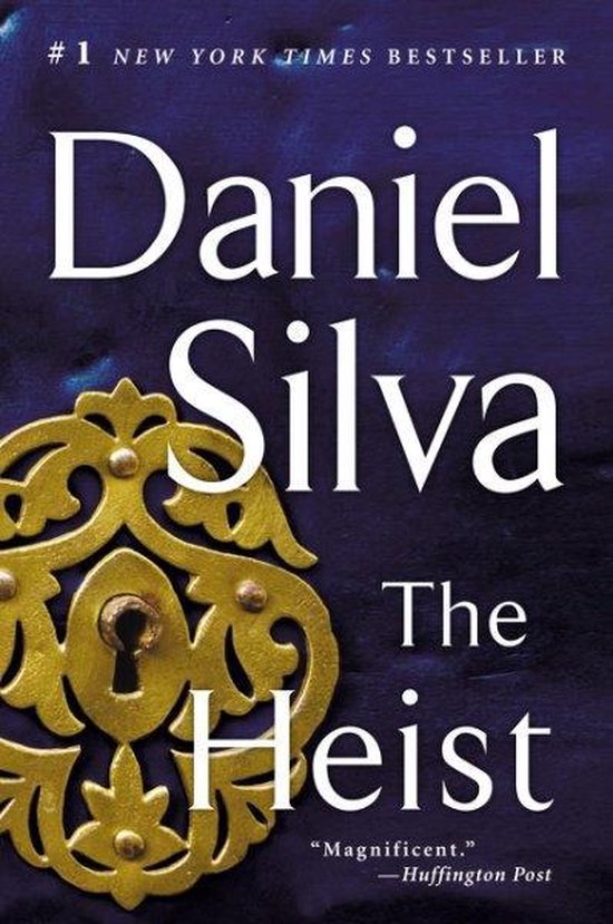 Boek "The Heist" van Daniel Silva met een gouden slotdetail op een donkere achtergrond.