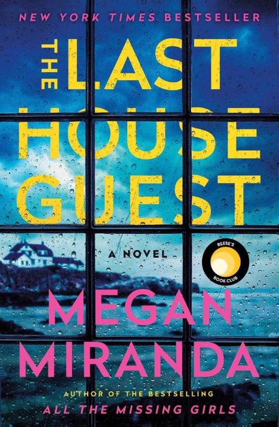 Boekkaft van 'The Last House Guest' met 'New York Times Bestseller' en 'Reese's Book Club' logo. Een huis is zichtbaar op een heuvel aan zee.