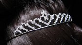 Xabi - Tiara zilver | Hart - Diamantjes - Strik | Haarsieraad | Diadeem | Hoogte 2,2 cm