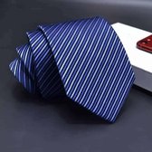 Zijden stropdassen - stropdas heren - ThannaPhum Donkerblauwe zijden stropdas lichtblauw gestreept