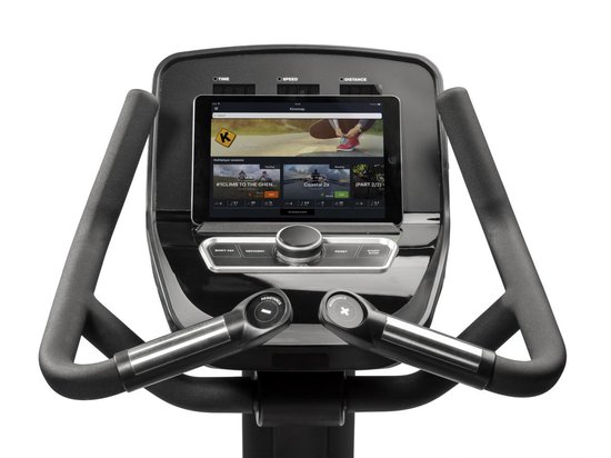 Zwart display van de Flow Fitness hometrainer met tablet en bedieningsknoppen.
