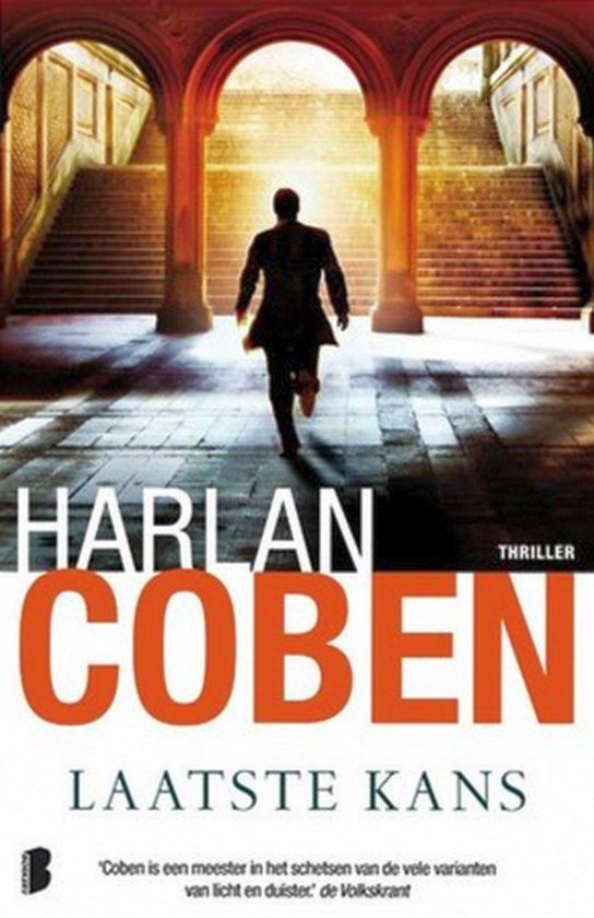 Thriller 'Laatste Kans' van Harlan Coben. Man loopt een trappenhuis op onder bogen.