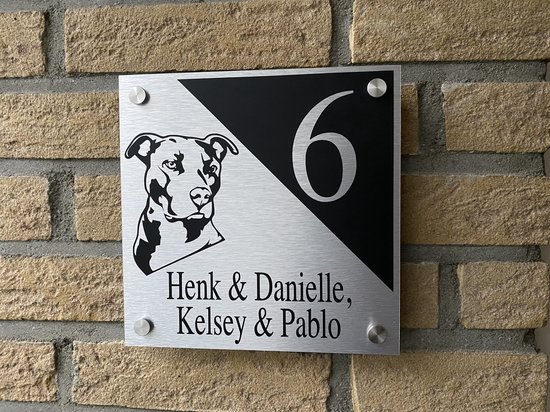 Plaque signalétique de la porte d'entrée avec un chien Jack Russel