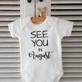 Baby Rompertje aankondiging zwangerschap Zwangerschapsaankondiging maand See you in August Augustus |korte mouw | wit | maat 50/56 jongen meisje unisex | Cadeau voor de liefste aan