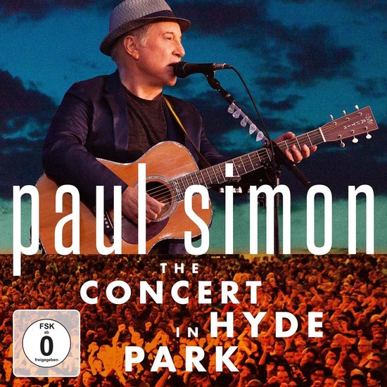 Paul Simon met gitaar, zingend in "The Concert In Hyde Park", met FSK 0-logo.
