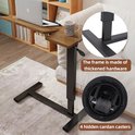 Houten laptoptafel met verstelbare hoogte en verborgen wielen, naast een bank.