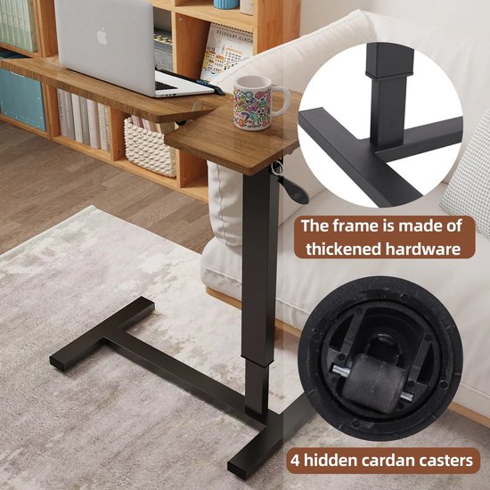 Houten laptoptafel met verstelbare hoogte en verborgen wielen, naast een bank.