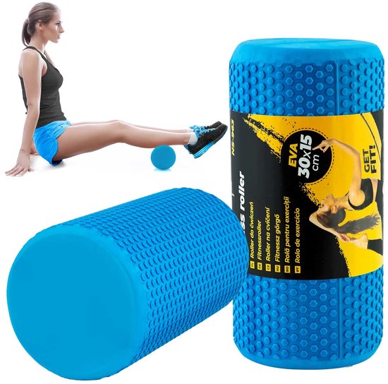 Blauwe fitness roller met noppenstructuur en een vrouw die beenoefening doet.