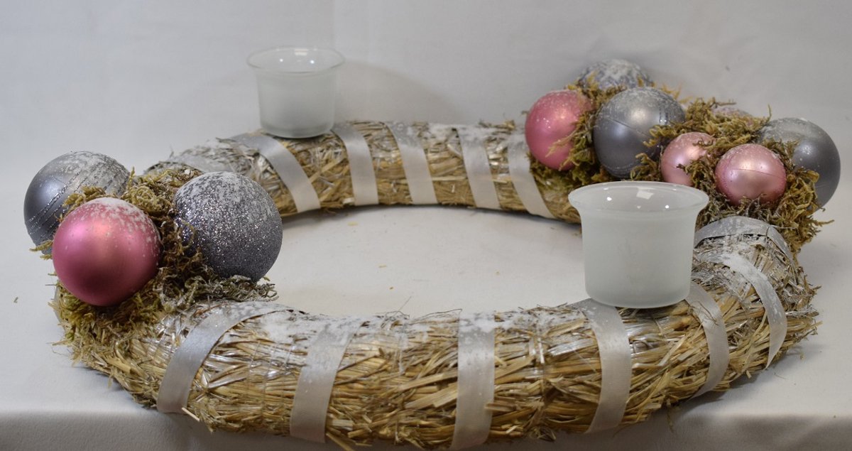 ZoeZo Design - Krans - natuurlijke materialen - riet - Ø 40 cm - ligkrans - kerstkrans - tafelkrans - met 2 waxinelichtjeshouders - grijs - roze - zilver - glitter - kerststukje