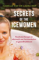 Boekcover met close-up van een lachende vrouw met ijsblokjes in een bad. Titel: Secrets of the Icewomen.