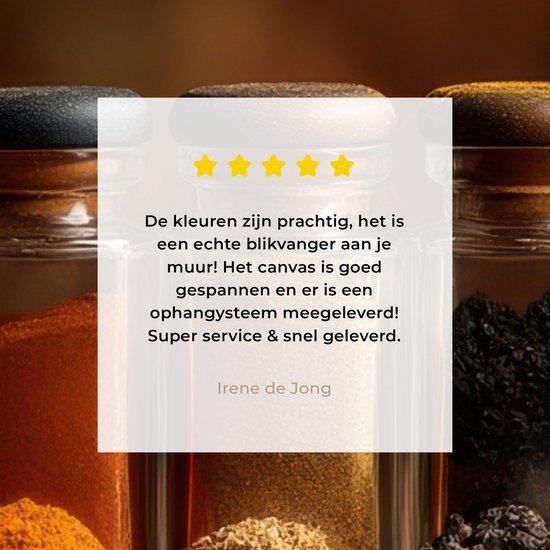 Close-up van specerijen in glazen potjes, met een gele reviewbox met vier sterren en tekst.