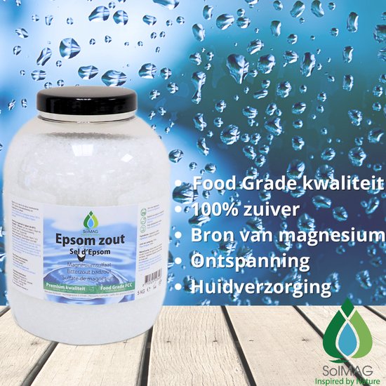 Een pot Epsom zout met op de achtergrond waterdruppels. 100% zuiver, Food Grade.