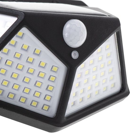 Detail van zwarte buitenlamp op zonne-energie, met bewegingssensor en witte LED's.